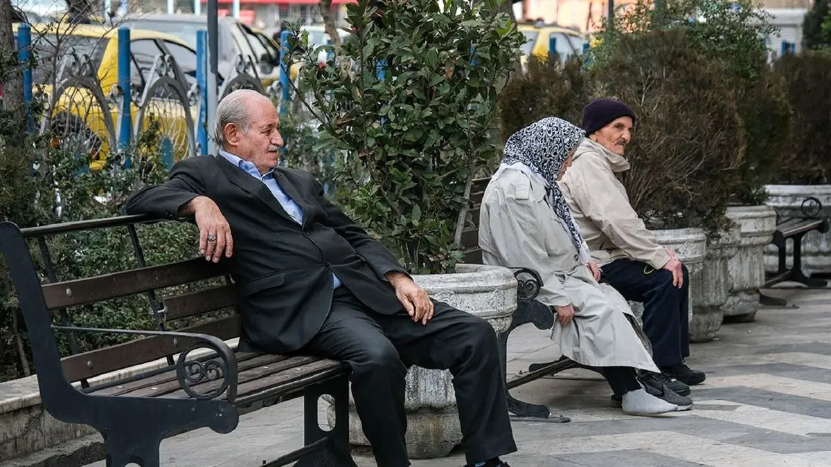 ایجاد مکانی برای استراحت شهروندان توسط مغازه دار خوش ذوق مشهدی