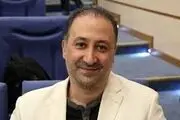 خبرنگار مشهور در کوهی از تخمه / عکس 