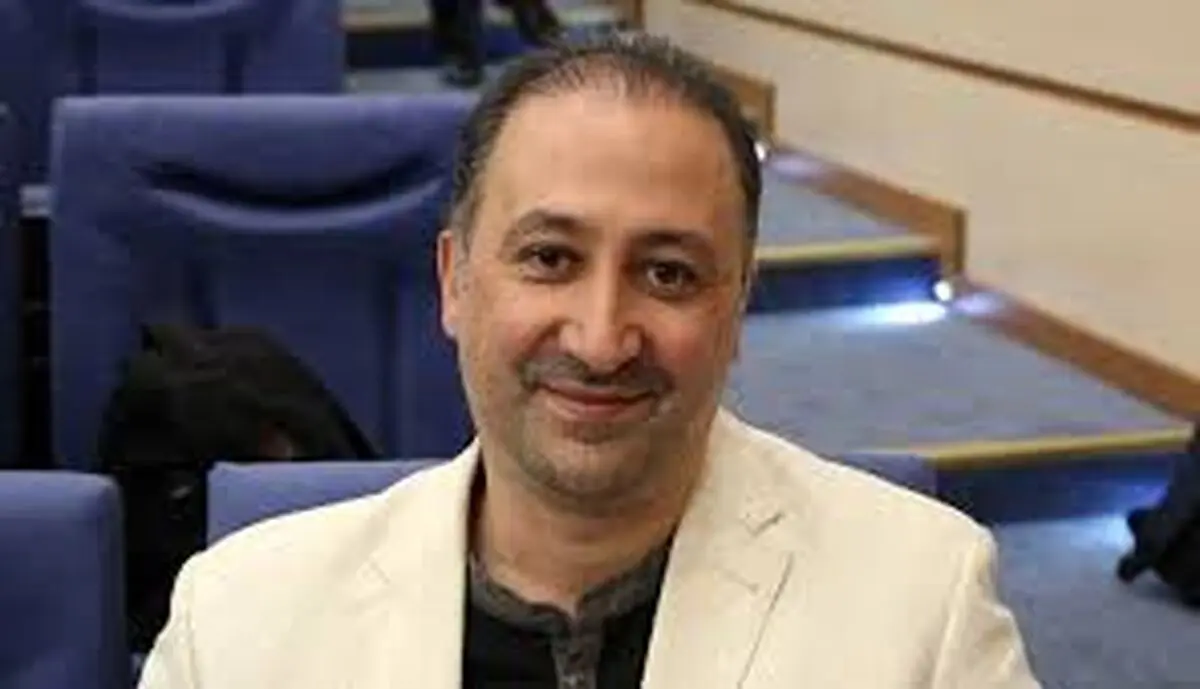 خبرنگار مشهور در کوهی از تخمه / عکس 