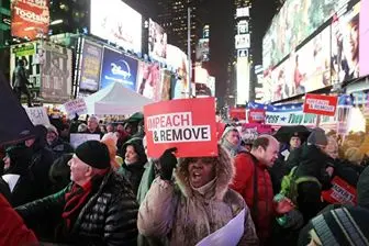 آمریکایی‌ها برای استیضاح ترامپ به خیابان‌ها ریختند +تصاویر 