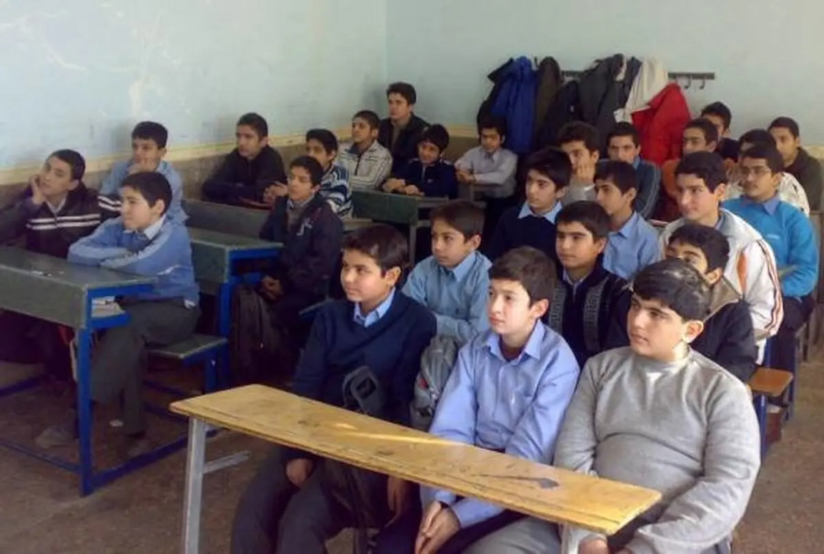برخی مدارس به زور از والدین پول می گیرند