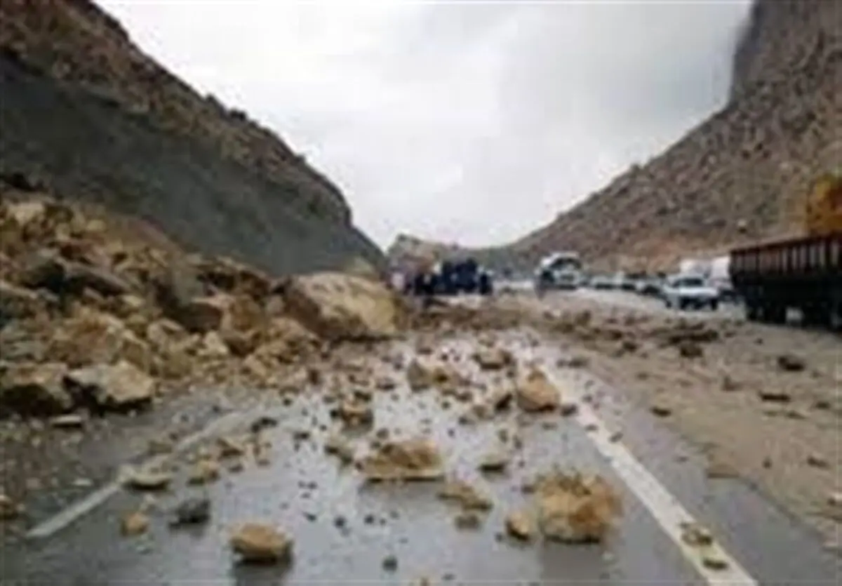 لحظه وحشتناک ریزش کوه و بسته شدن تونل در جاده چالوس+ فیلم