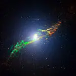 تصویری از قلب غبارآلود یک کهکشان عظیم