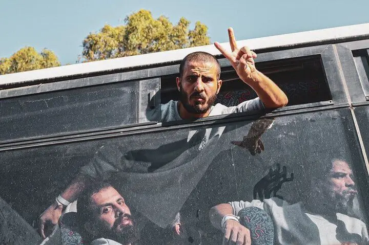استقبال از اسرای آزاد شده فلسطینی از دریچه دوربین‌ها/گزارش تصویری