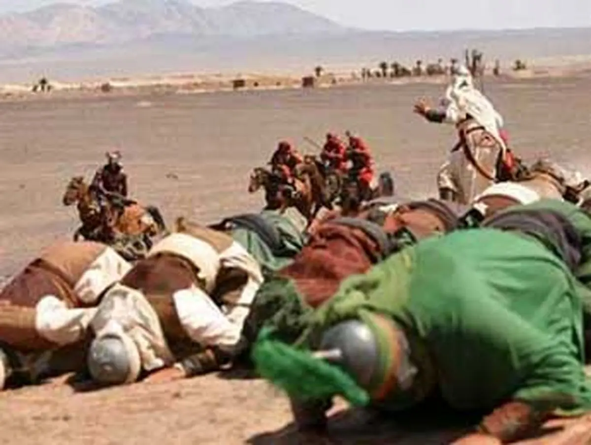بیرق سپاه در دستان عباس بن علی(ع)