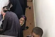 کودکانی که در کنار دار قالی بزرگ می شوند