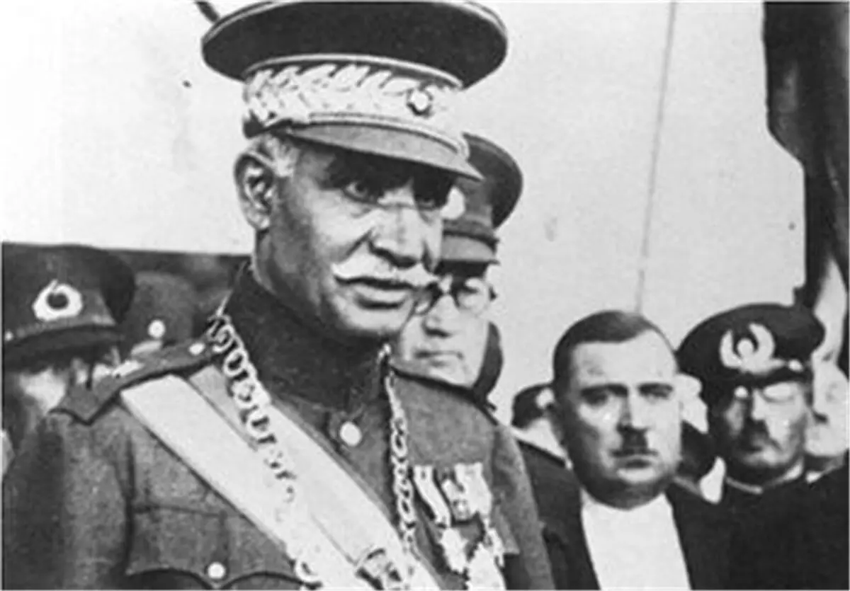 رضاشاه چگونه املاک مردم را به نام خود سند می‌زد؟