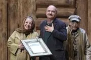 
غافلگیری «آقای مجری» در اختتامیه جشنواره قصه گویی/ فیلم
