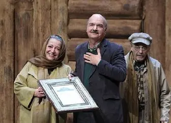 
غافلگیری «آقای مجری» در اختتامیه جشنواره قصه گویی/ فیلم

