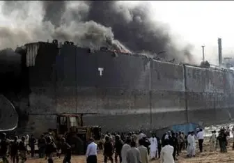 آتش سوزی مرگبار در بندر کراچی + تصاویر
