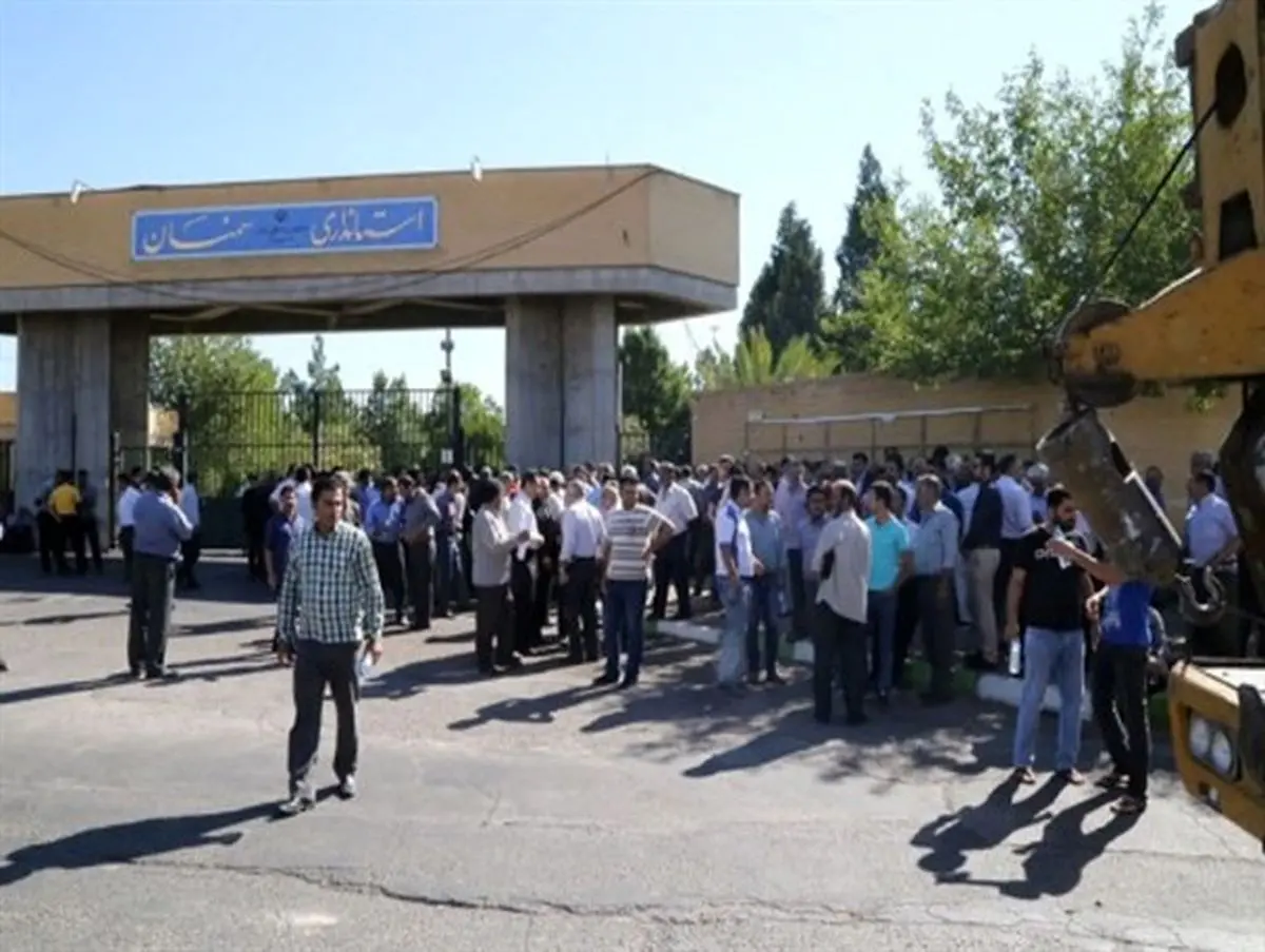 تجمع گسترده رانندگان خودروهای سنگین در مقابل استانداری سمنان +تصاویر
