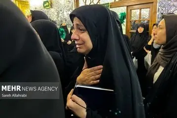 تشرف زائران به رواق دارالذکر برای زیارت مزار رهبر شهید انقلاب