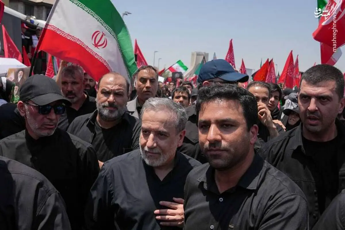 حضور عراقچی در مراسم تشییع رهبر شهید انقلاب