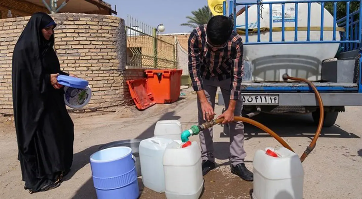 امام جمعه خرمشهر درحال جوشکاری لوله انتقال آب+عکس