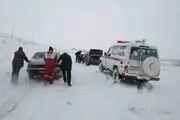 کولاک در تاراز سرنشینان خودروها را گرفتار کرد

