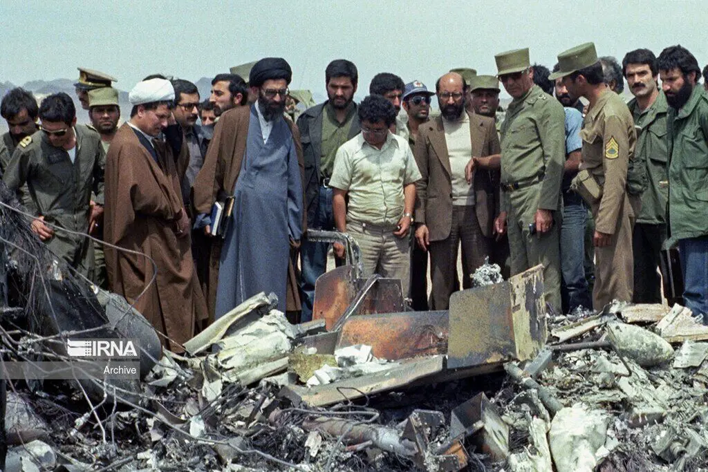 بازدید تاریخی آیت‌الله خامنه‌ای از بقایای سربازان آمریکا در طبس/گزارش تصویری