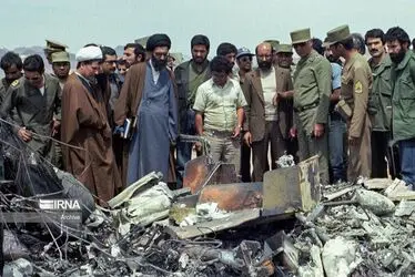 بازدید تاریخی آیت‌الله خامنه‌ای از بقایای سربازان آمریکا در طبس/گزارش تصویری