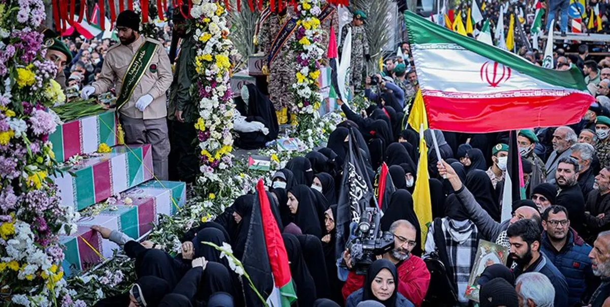  110 پیکر شهید گمنام روی دستان مردم تهران تشییع شدند 
