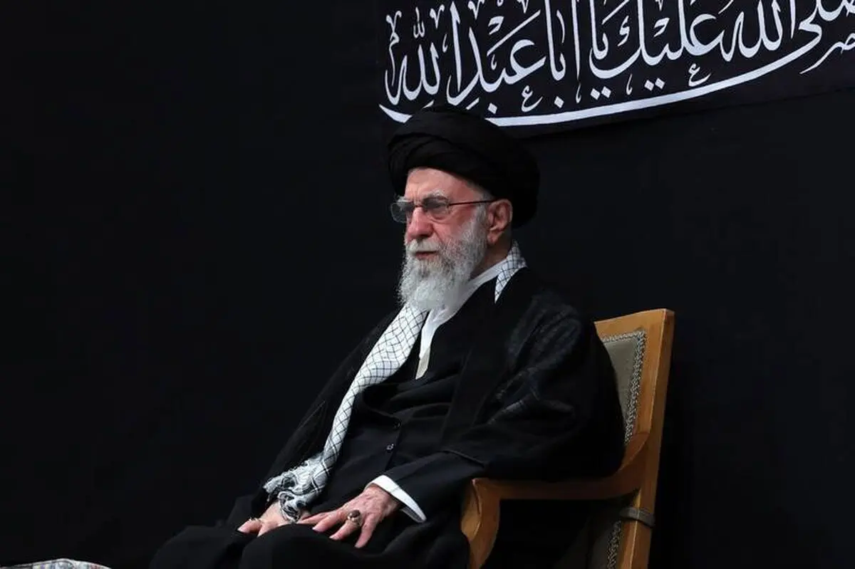 قاب ماندگار از آخرین حضور رهبر شهید در مراسم شب عاشورای حسینیه امام خمینی(ره)