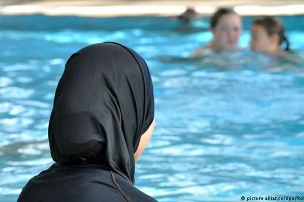 روز بورکینی در فرانسه جنجال آفرید/ما زنان را برهنه می خواهیم!+عکس