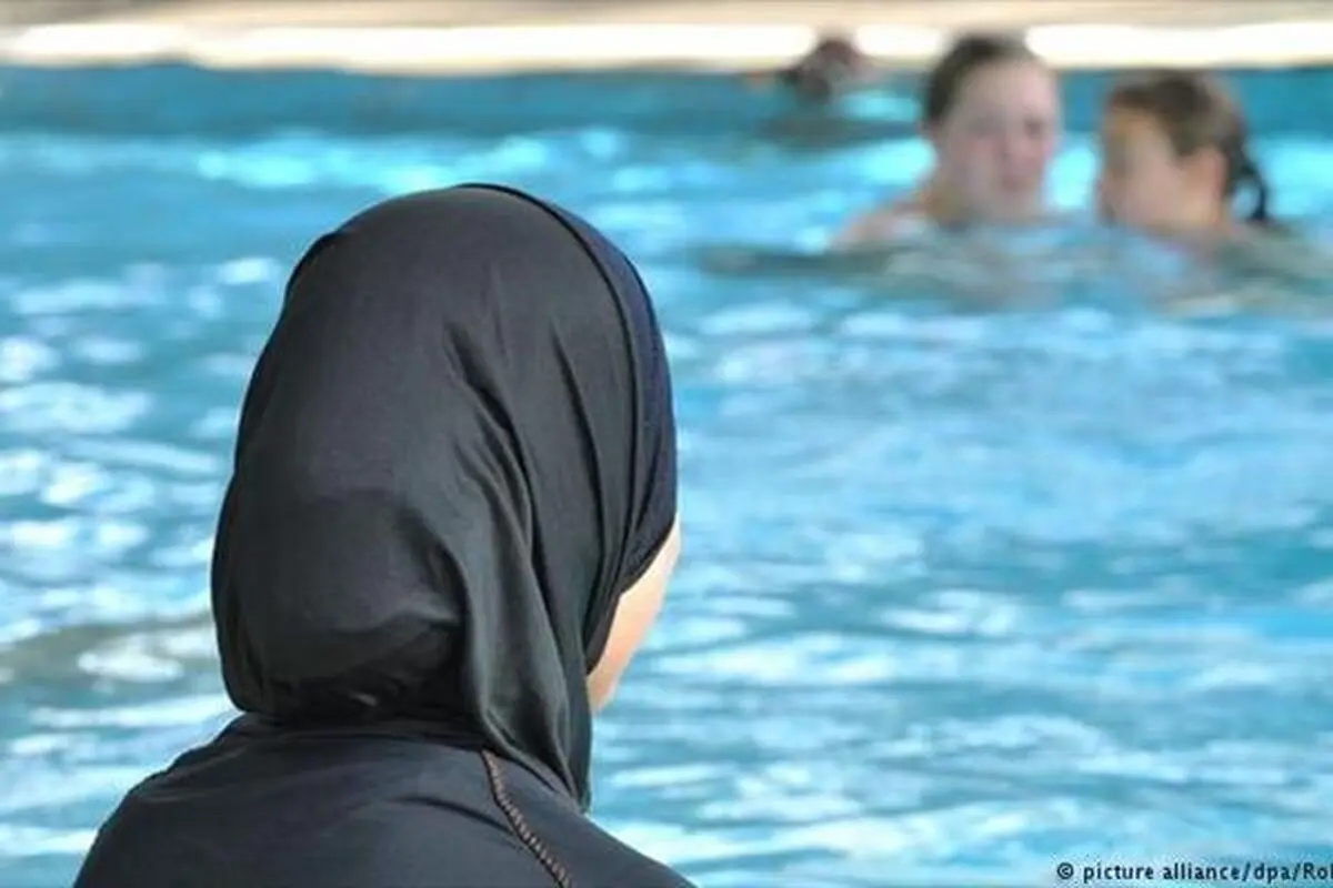 روز بورکینی در فرانسه جنجال آفرید/ما زنان را برهنه می خواهیم!+عکس