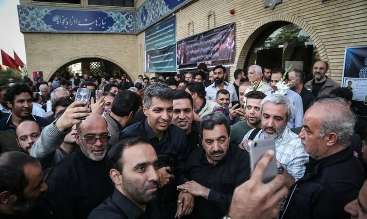 هجوم سلفی‌بگیران به مراسم ختم آقای گزارشگر/تصاویر
