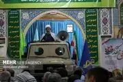 حضور یک روحانی با خودرو جنگی در نماز جمعه +تصاویر
