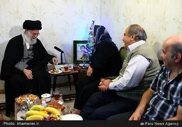 دیدار رهبر انقلاب اسلامی با خانواده‌ شهید آشوری