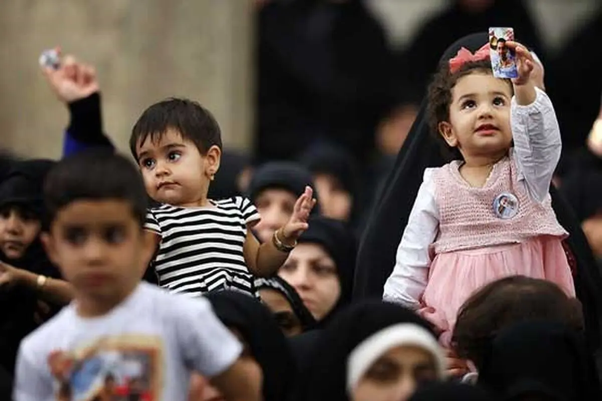 خانواده شهید مدافع حرم: رهبر توی گوش دخترم اذان گفت