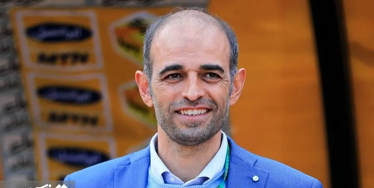 بازیکنان پیکان جسورانه فوتبال بازی میکنند