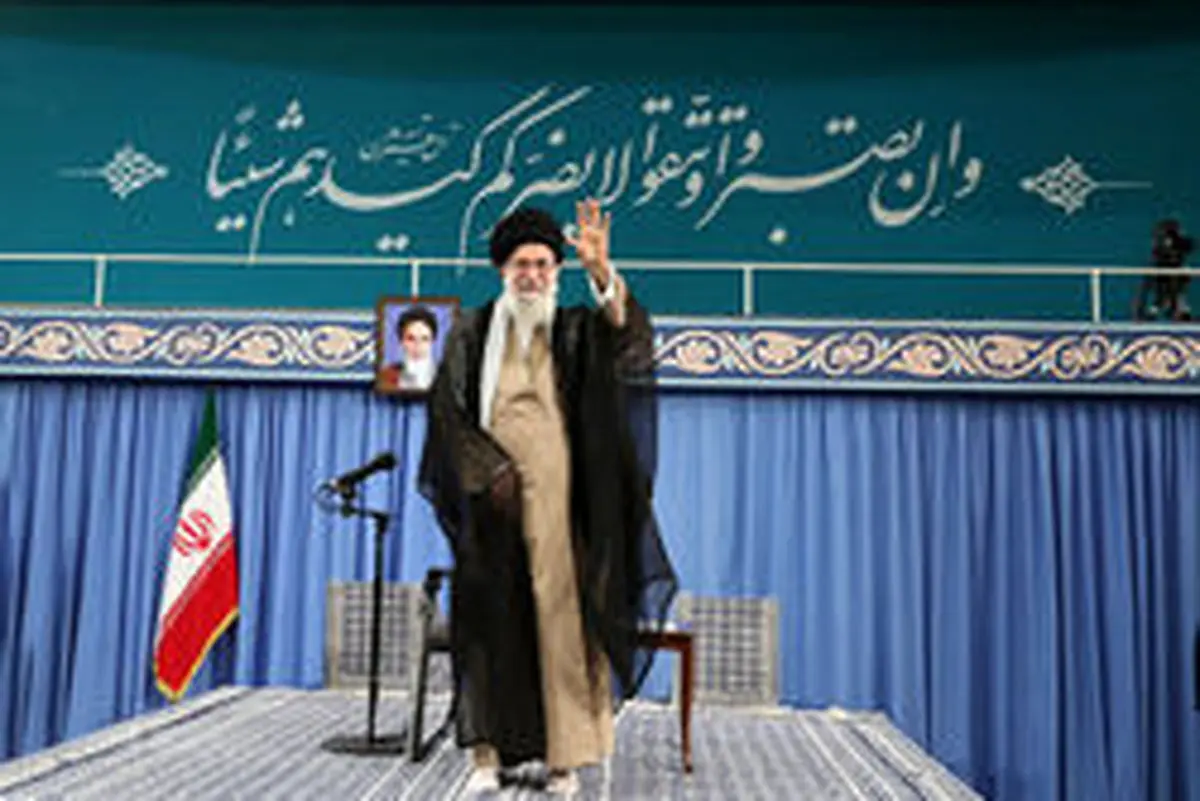 معنی آیه نصب شده در دیدار مردم با رهبر انقلاب