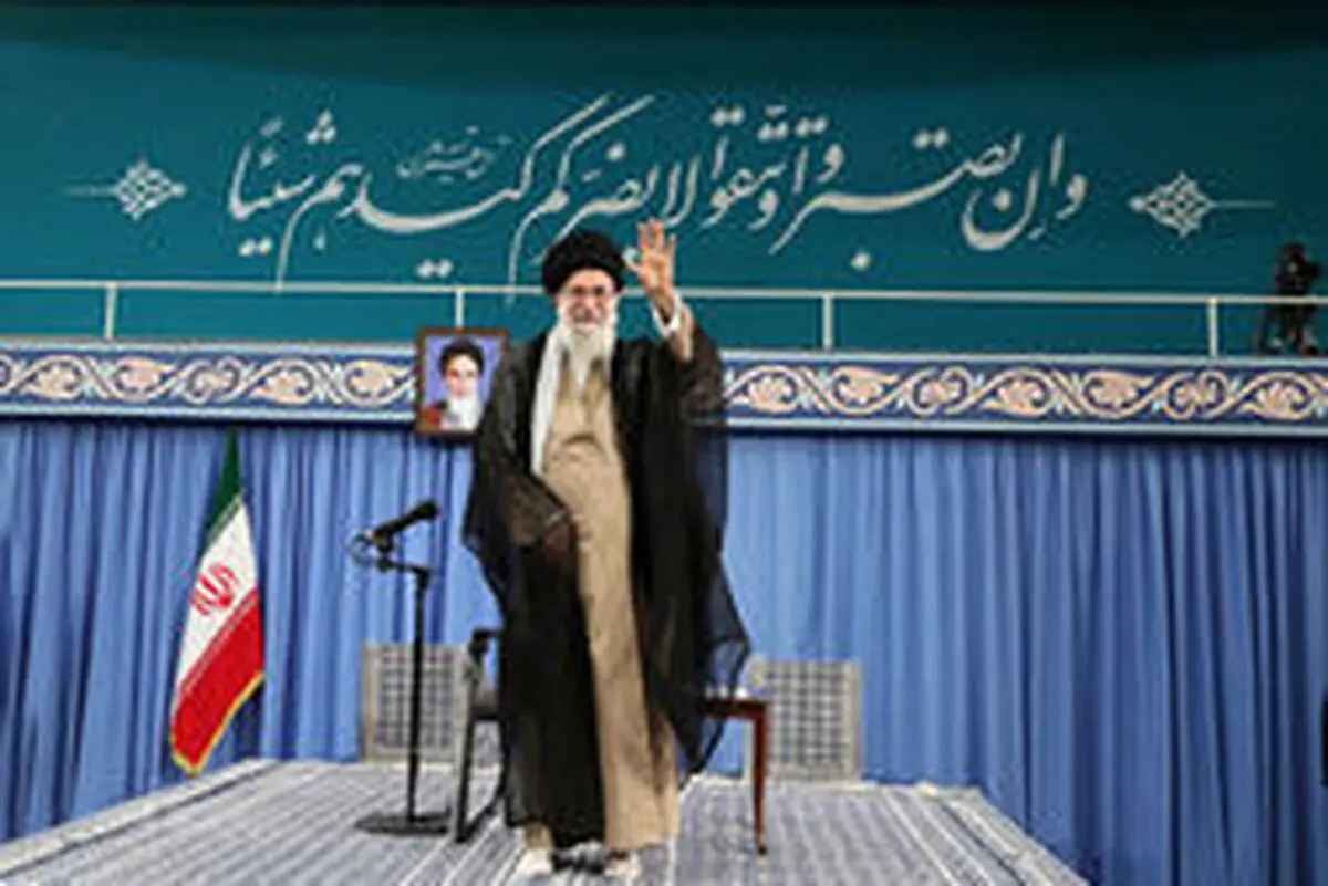 
معنی آیه نصب شده در دیدار مردم با رهبر انقلاب
