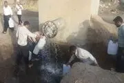 صف کشی برای تهیه آب شرب در روستای چلغای بناب+تصاویر