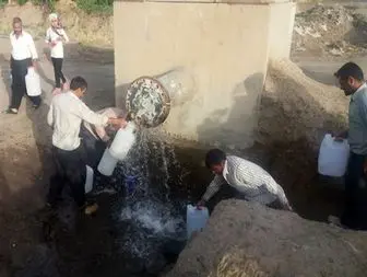 صف کشی برای تهیه آب شرب در روستای چلغای بناب+تصاویر