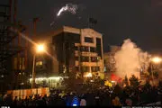 کنسولگری عربستان در مشهد به آتش کشیده شد/گزارش تصویری
