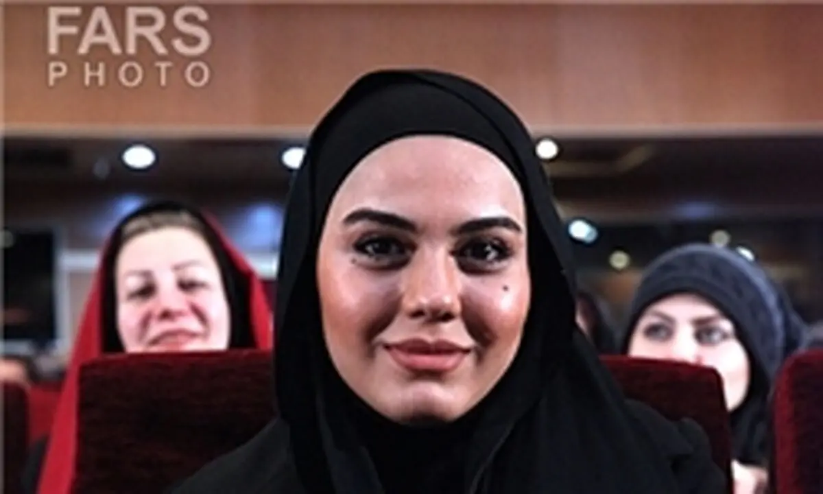 تصاویر آزاده زارعی با ژست های مختلف