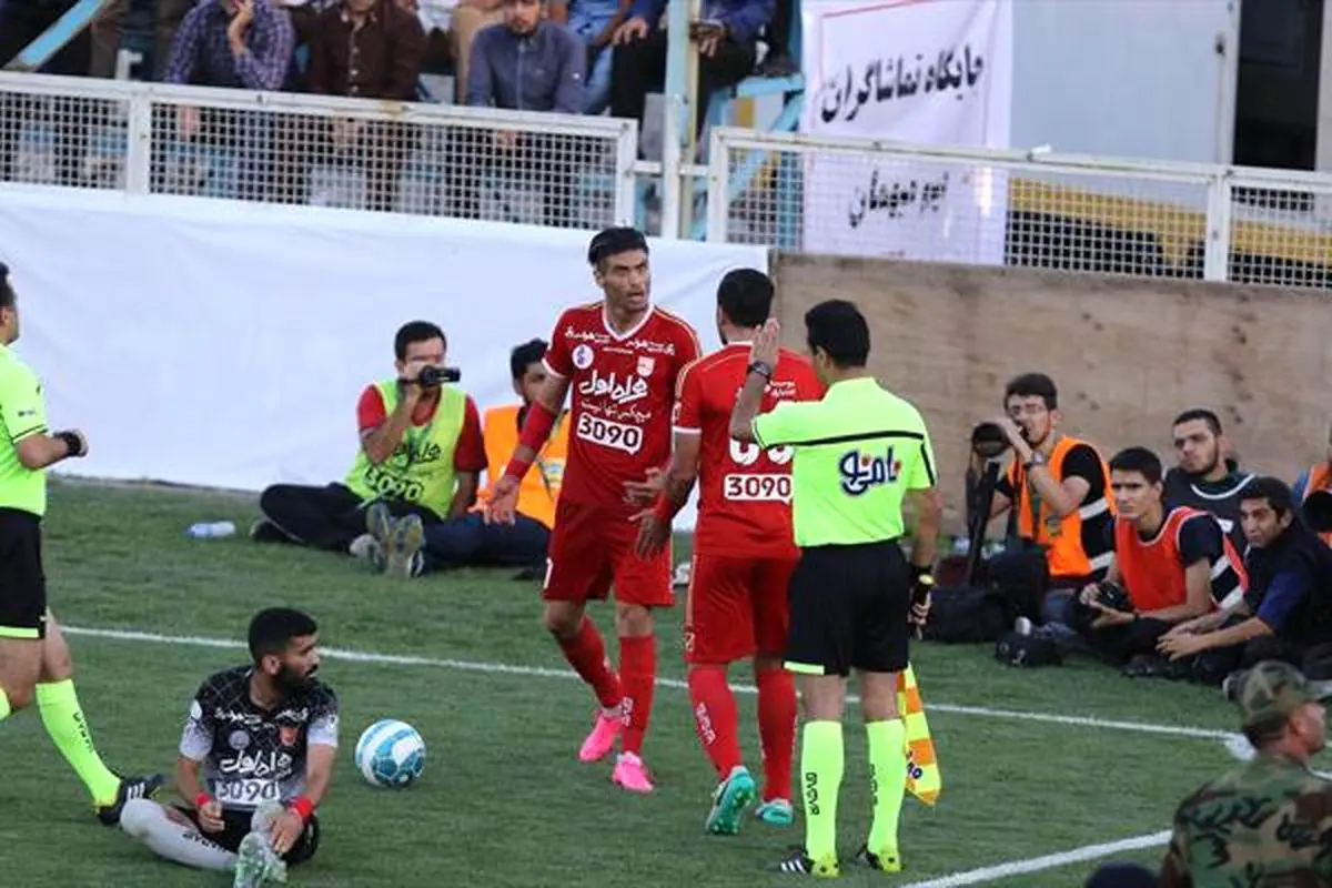 مدافع ملی پوش تماشاگر فحاش را تا می خورد کتک زد!