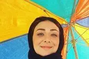 «ویدا جوان» و چتر رنگی رنگی اش/ عکس