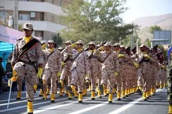برخورد جالب سرباز تبریزی با پرچم آمریکا / عکس