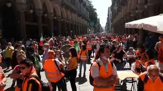 جلیقه نارنجی‌ها در ایتالیا تظاهرات کردند

