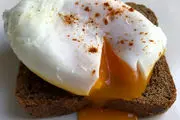 تخم مرغ آب پز بدون پوست برای یک صبحانه مقوی و خوشمزه