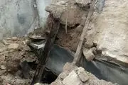 نجات دوقلوی ۱۰ماهه از زیر آوار زلزله مشهد/ عکس