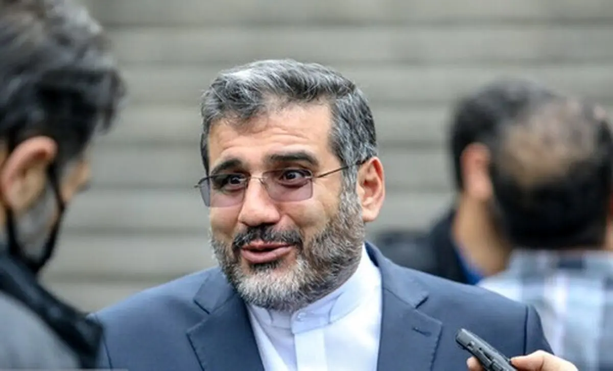 سلفی با وزیر ارشاد وسط مراسم یادبود پروانه معصومی!
