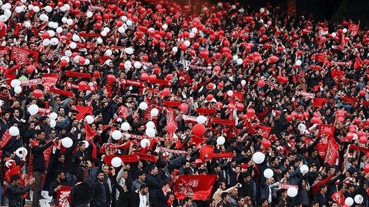 هواداران تراکتور با پرچم ژاپن مقابل پرسپولیس+عکس
