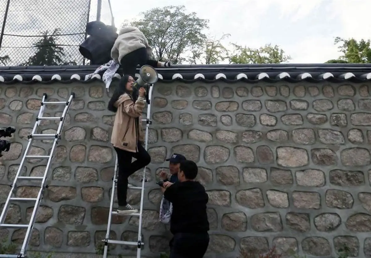 بازداشت دانشجویان کرهای که از اقامتگاه سفیر آمریکا بالا رفتند
