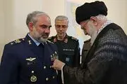 نصب نشان «نصر» بر سینه امیر ارتش