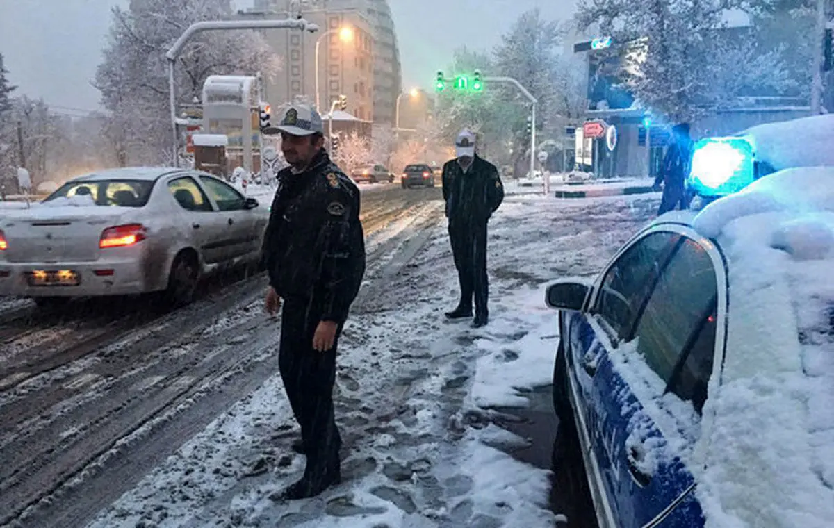 بارش برف در جاده های کشور/ زنجیرچرخ فراموش نشود