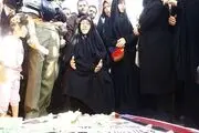 دیدار مادر با فرزند شهیدش در مزار شهدای گمنام+تصاویر