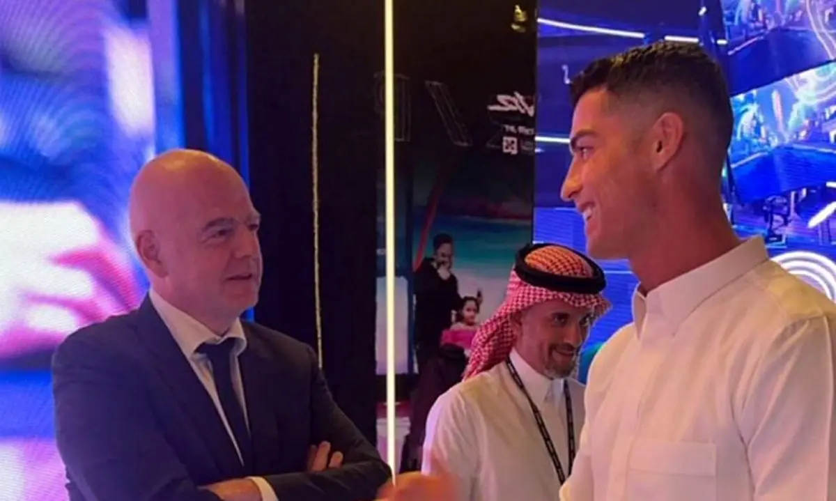 رونالدو با لباس عربی در کنار بن سلمان و رییس فیفا