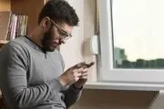 با گردن خم به موبایل و تبلت خیره نشوید
